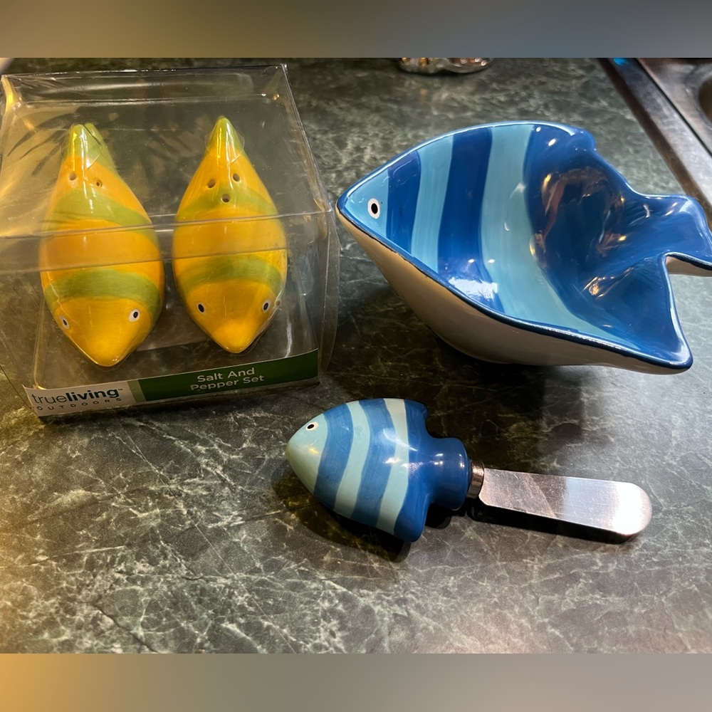 Bundle of 2 items - Fish-Themed Salt and Pepper Set with Bowl and Spreader